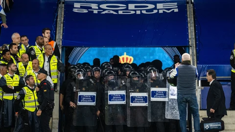 Los Mossos protegen la entrada al túnel de vestuarios en Cornellá