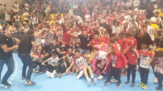 Los jugadores del Viveros Terol Nava celebran el ascenso con la afición