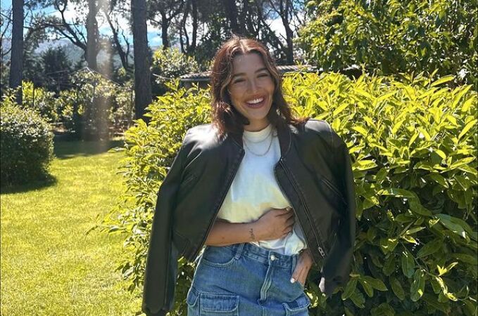 Las minifaldas cargo existen y Alba Díaz tiene la más estilosa de Zara ideal para las mujeres bajitas porque alarga las piernas y soluciona todos los looks