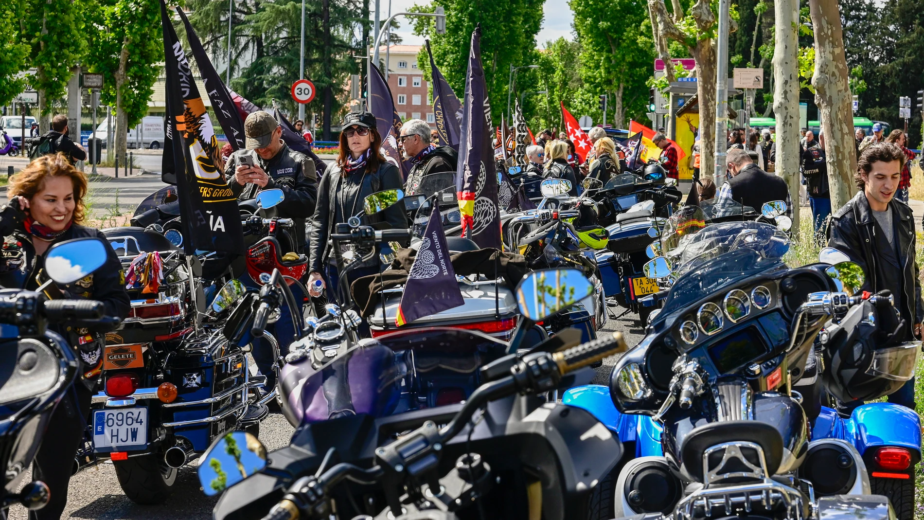 MADRID , 14/05/2023.- Decenas de motos Harley-Davidson se preparan para salir de Ciudad Universitaria este domingo en una concentración motera - desfile por las calles de la capital. EFE/ Víctor Lerena
