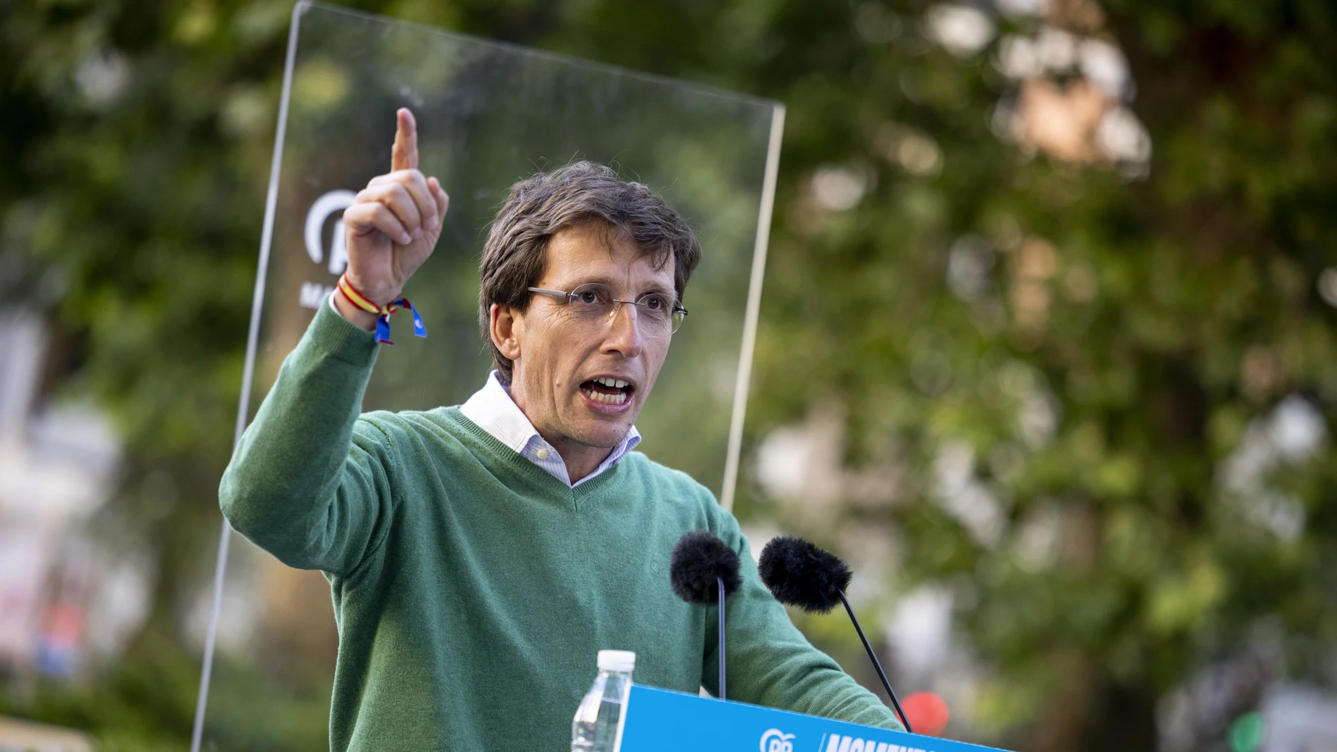 El candidato popular a la alcaldía de Madrid, José Luis Martínez-Almeida, participa en un mitin de campaña, en Madrid.