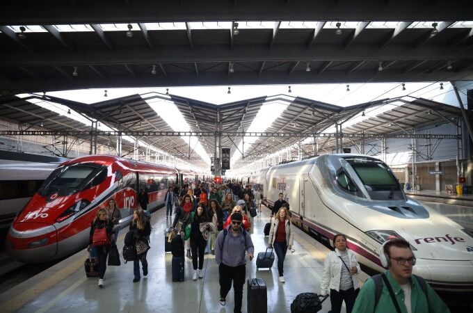 Llegada del tren de alta velocidad Iryo a la estación María Zambrano, en Málaga (Andalucía, España)