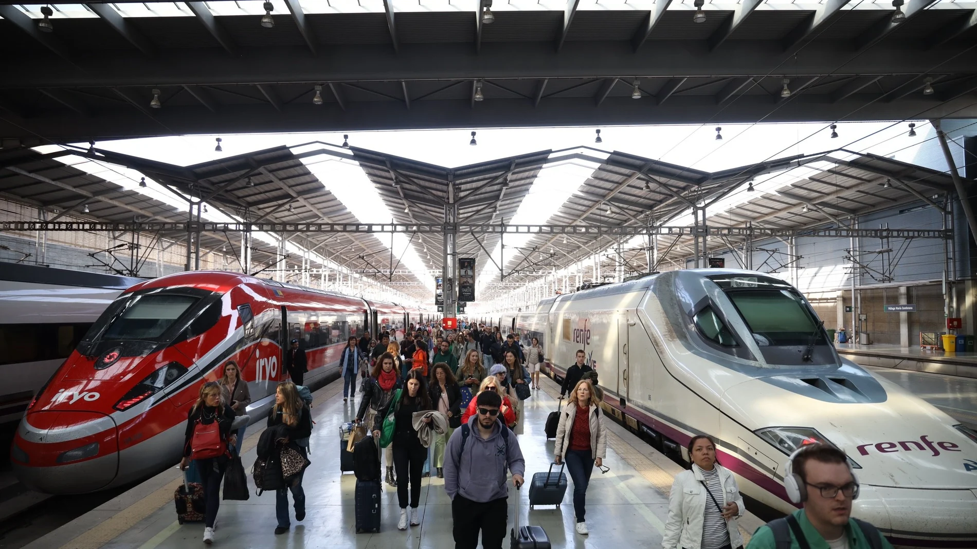 Llegada del tren de alta velocidad Iryo a la estación María Zambrano, en Málaga (Andalucía, España)