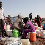 South Sudanese who fled Sudan wait at Renk transit camp