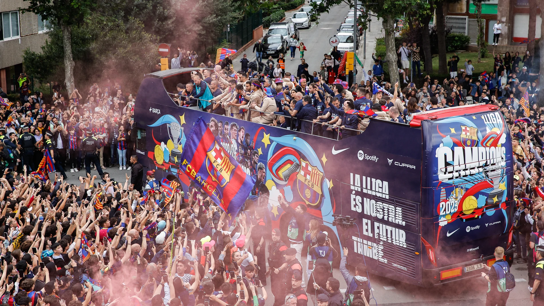 FC Barcelona mens and women teams celebrates the La Liga 2022 - 2023 championship during a route by the streets of Barcelona city on May 15th, 2023 in Barcelona, Spain.. Xavi Bonilla / Afp7 15/05/2023 ONLY FOR USE IN SPAIN