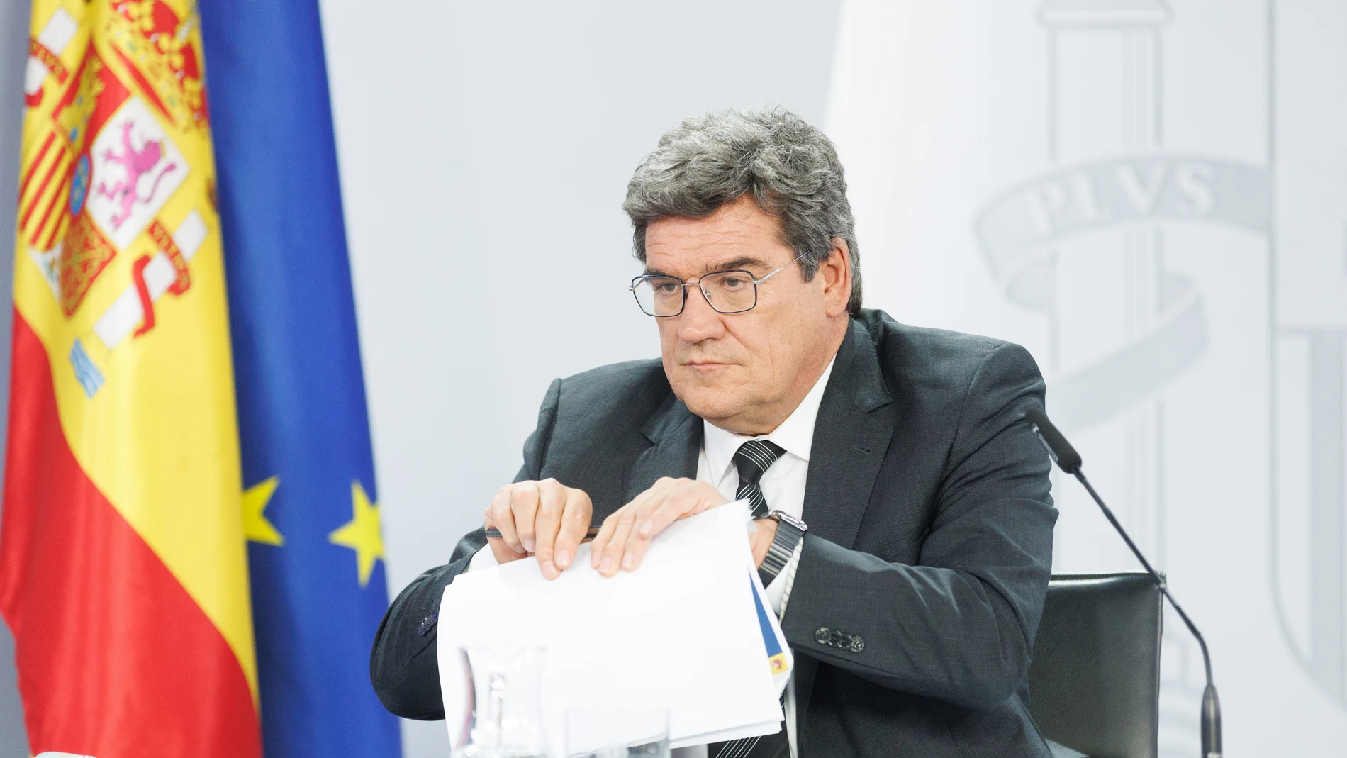 El ministro de Inclusión, Seguridad Social y Migraciones, José Luis Escrivá, durante una rueda de prensa posterior a la reunión del Consejo de Ministros, en el Palacio de La Moncloa, a 16 de mayo de 2023, en Madrid (España). 