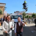 La consejera de Movilidad, María González Corral junto al candidato del PP en Villamuriel de Cerrato, Roberto Martín