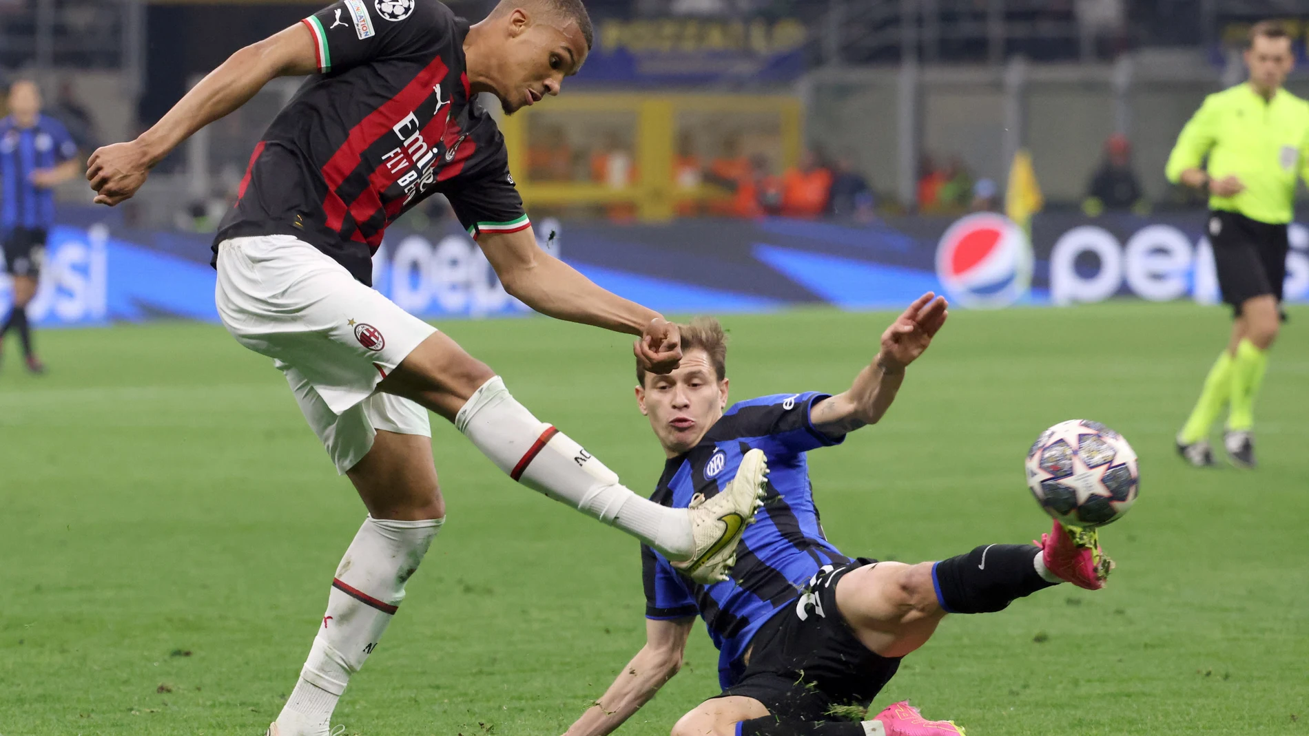 Milan (Italy), 16/05/2023.- Milan's Malick Thiaw (L) in action against Inter Milan's Nicolo Barella during the UEFA Champions League semi-final second leg soccer match between FC Inter and AC Milan, in Milan, Italy, 16 May 2023. (Liga de Campeones, Italia) EFE/EPA/MATTEO BAZZI 