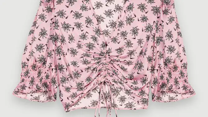 Top corto con estampado de palmeras.