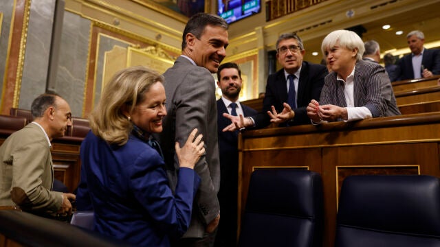 Pedro Sánchez, ayer en el Congreso con Nadia Calviño, Patxi López y otros diputados socialistas