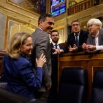 Pedro Sánchez, ayer en el Congreso con Nadia Calviño, Patxi López y otros diputados socialistas