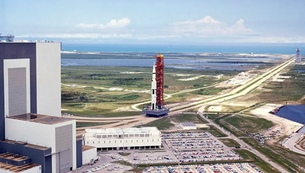 Transporte del cohete Saturno-V con la nave Apolo-11 a la pista de lanzamiento en 1969.