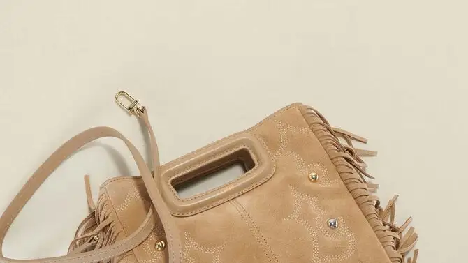 Bolso M de piel bordado con tachuelas