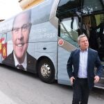 El candidato del PSOE a la Presidencia de la Junta, Emiliano García-Page, bajando del autobús electoral.
