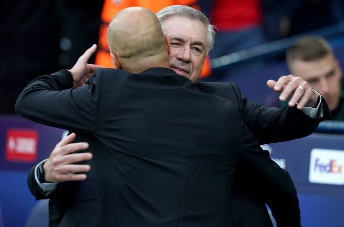 Ancelotti abraza a Guardiola en el Etihad