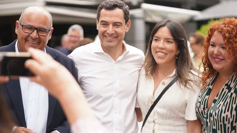 Juanma Moreno, en un acto de campaña en Vélez-Málaga