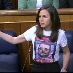 28M.- Belarra lleva al Congreso una camiseta con el hermano de Ayuso y denuncia la "mordida" en su debate con PP