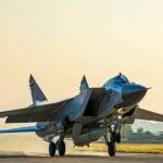 Avión de combate ruso MiG-31 con un misil hipersónico Kinzhal