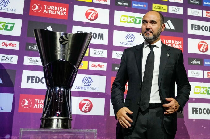 Chus Mateo y el trofeo de campeón de la Euroliga