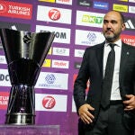 Chus Mateo y el trofeo de campeón de la Euroliga