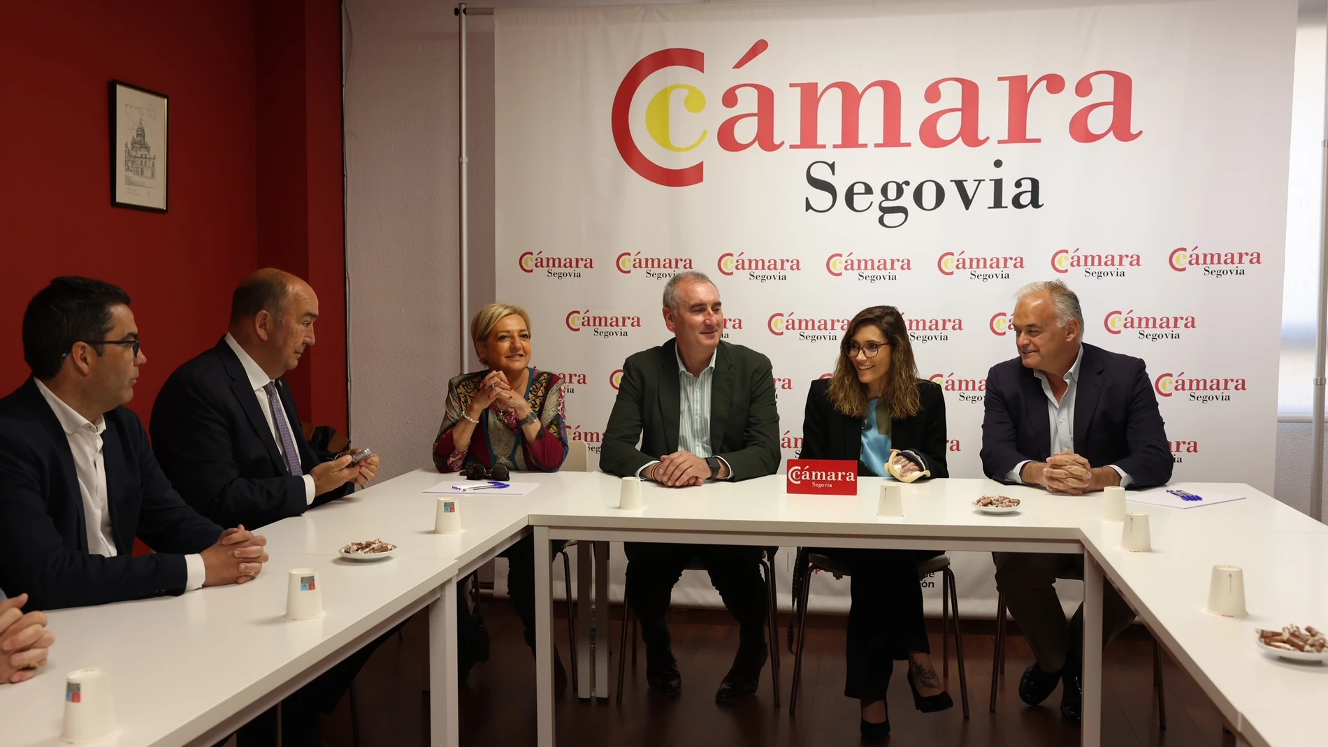 El candidato del PP de Segovia, José Mazarías, se reúne con la Cámara junto a González Pons, Paloma Sanz y Miguel Ángel de Vicente