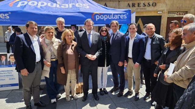 El presidente de Castilla y León, Alfonso Fernández Mañueco, acompañado de Mariano Rajoy y García Carbayo visitan la carpa del PP en Salamanca