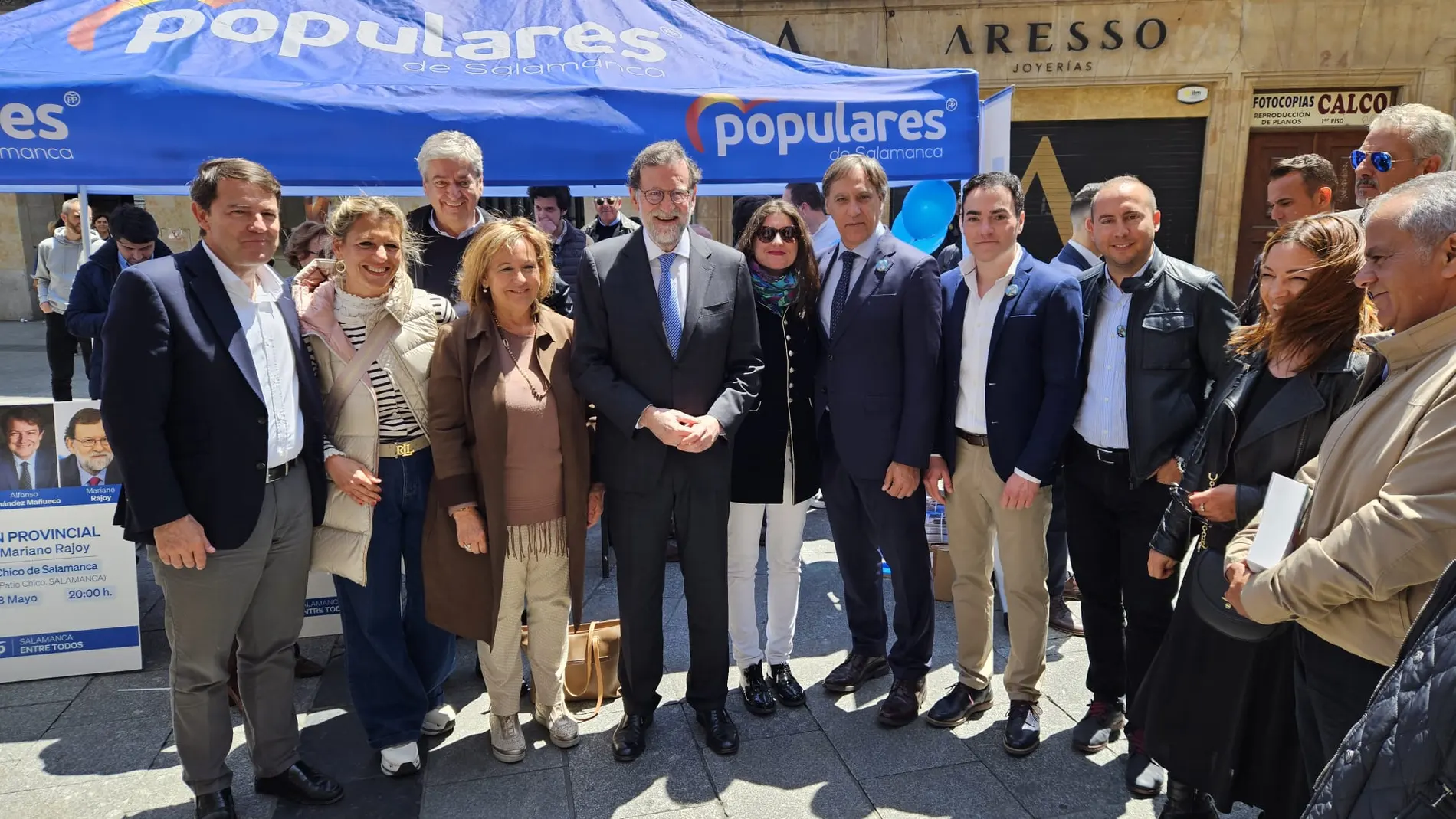 El presidente de Castilla y León, Alfonso Fernández Mañueco, acompañado de Mariano Rajoy y García Carbayo visitan la carpa del PP en Salamanca
