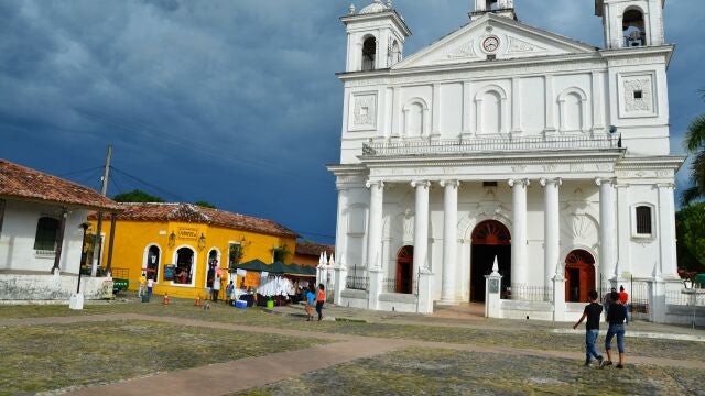Catedral y plaza principal de Suchitoto en El Salvador