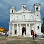 Catedral y plaza principal de Suchitoto en El Salvador