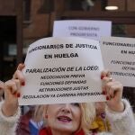 Funcionarios de Justicia de concentran frente a los juzgados de Valladolid