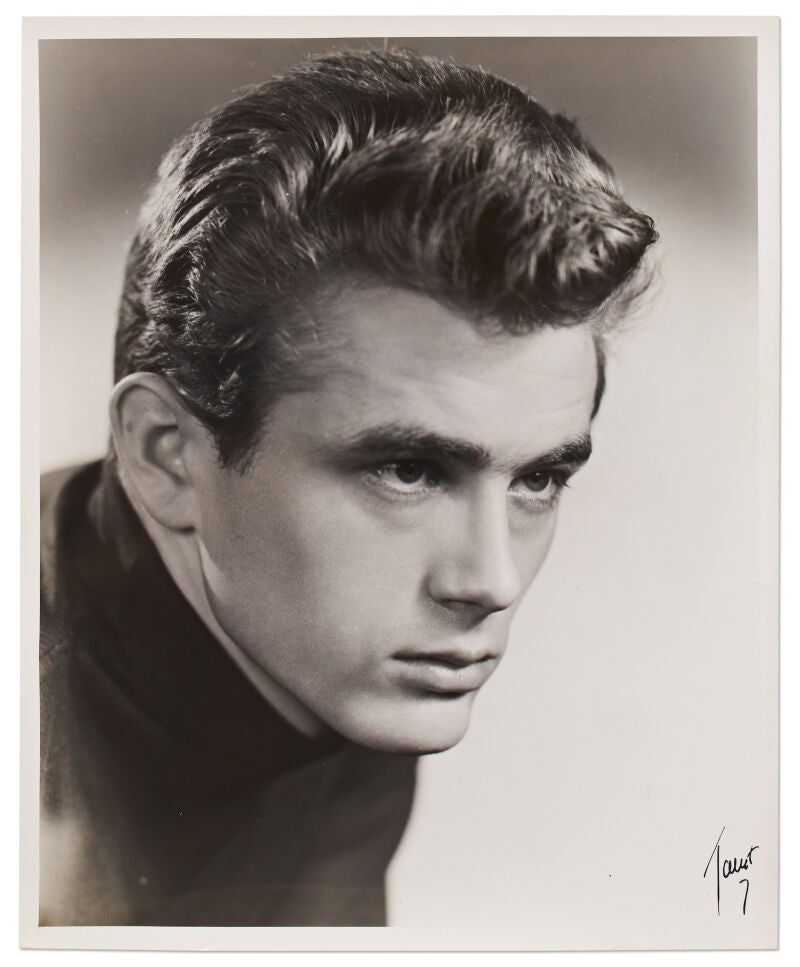 Foto en primer plano de James Dean tomada por Talbot Studios