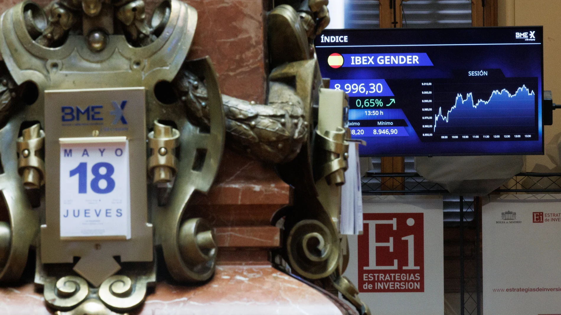 Calendario a día 18 de mayo en el Palacio de la Bolsa, a 18 de mayo de 2023, en Madrid (España). El Ibex 35 ha iniciado la sesión de hoy con una subida del 0,43%, lo que ha llevado al selectivo a situarse en los 9.251,67 puntos, en una jornada en la que los inversores permanecerán atentos a las intervenciones de la presidenta y del vicepresidente del Banco Central Europeo (BCE), Christine Lagarde y Luis de Guindos, en Francfort y Madrid, respectivamente. 18 MAYO 2023;RECURSOS;BOLSA;IBEX 35;PALACIO DE LA BOLSA;BANCO;BCE Eduardo Parra / Europa Press 18/05/2023