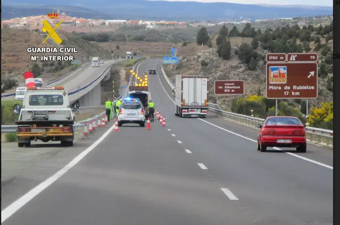 La Guardia Civil de Teruel investiga a un conductor drogado y borracho que chocó contra un camión