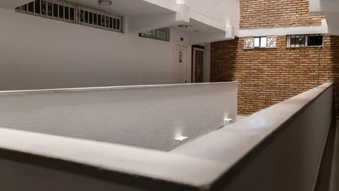 Puerta de la vivienda, ubicada en Benalmádena (Málaga), donde estaba retenida la mujer