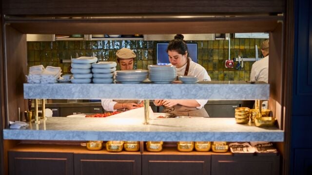 Cuenta con cocina abierta, sala interior y terraza para comer