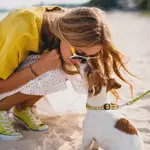 Mujer y perro en la playa