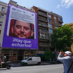 Podemos cuelga en Madrid una lona con la foto del hermano de Ayuso y una cita de Casado