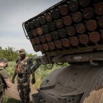 Fuerzas ucranianas preparan un BM-21 'Grad" cerca de Bajmut