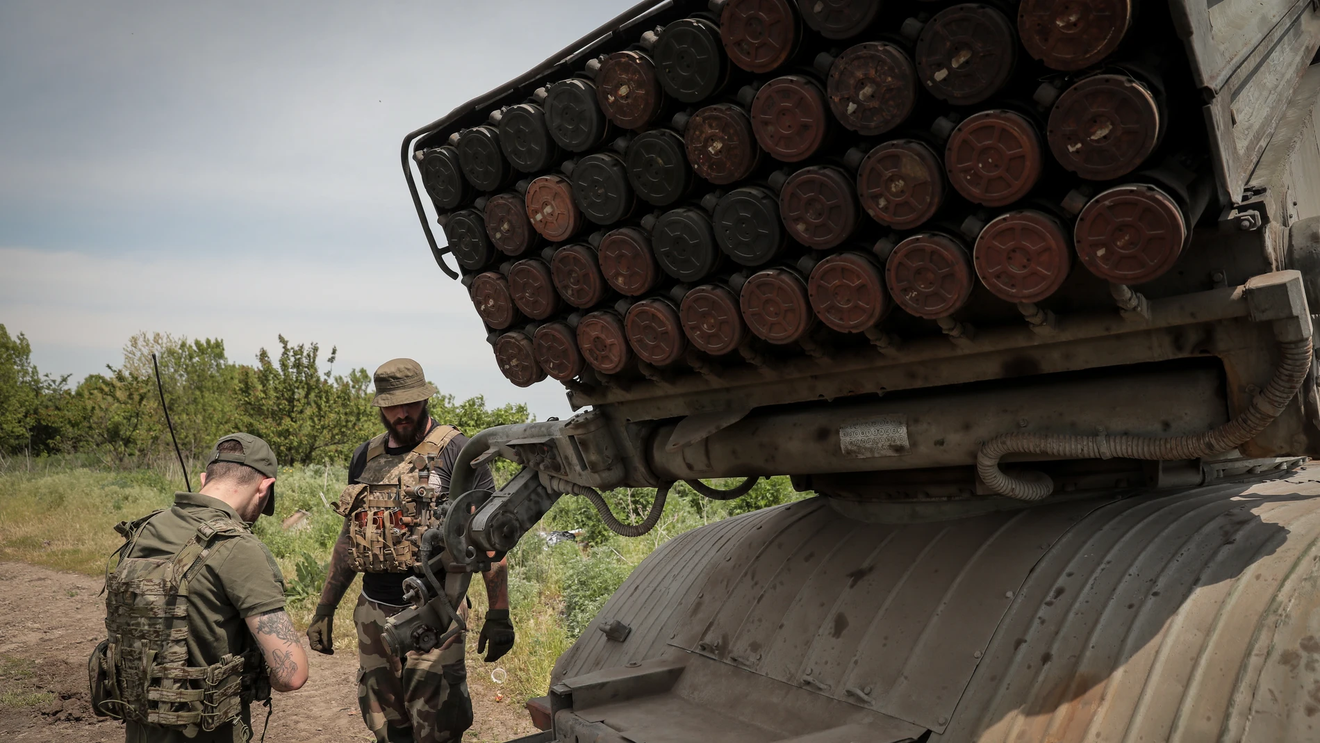 Undisclosed (Ukraine), 19/05/2023.- Ukrainian servicemen from the 24th Mechanized Brigade 'King Danylo' prepare a BM-21 'Grad' multiple rocket launcher system (MLRS) before firing in the direction of the frontline city of Bakhmut, at an undisclosed location, Donetsk region, eastern Ukraine, 19 May 2023, amid the Russian invasion. The frontline city of Bakhmut, a key target for Russian forces, has seen heavy fighting for months. Russian troops on 24 February 2022, entered Ukrainian territory, starting a conflict that has provoked destruction and a humanitarian crisis. (Rusia, Ucrania) EFE/EPA/OLEG PETRASYUK