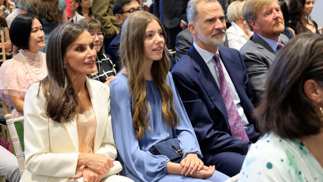 La Reina Letizia y la Infanta Sofía en la graduación de Leonor.