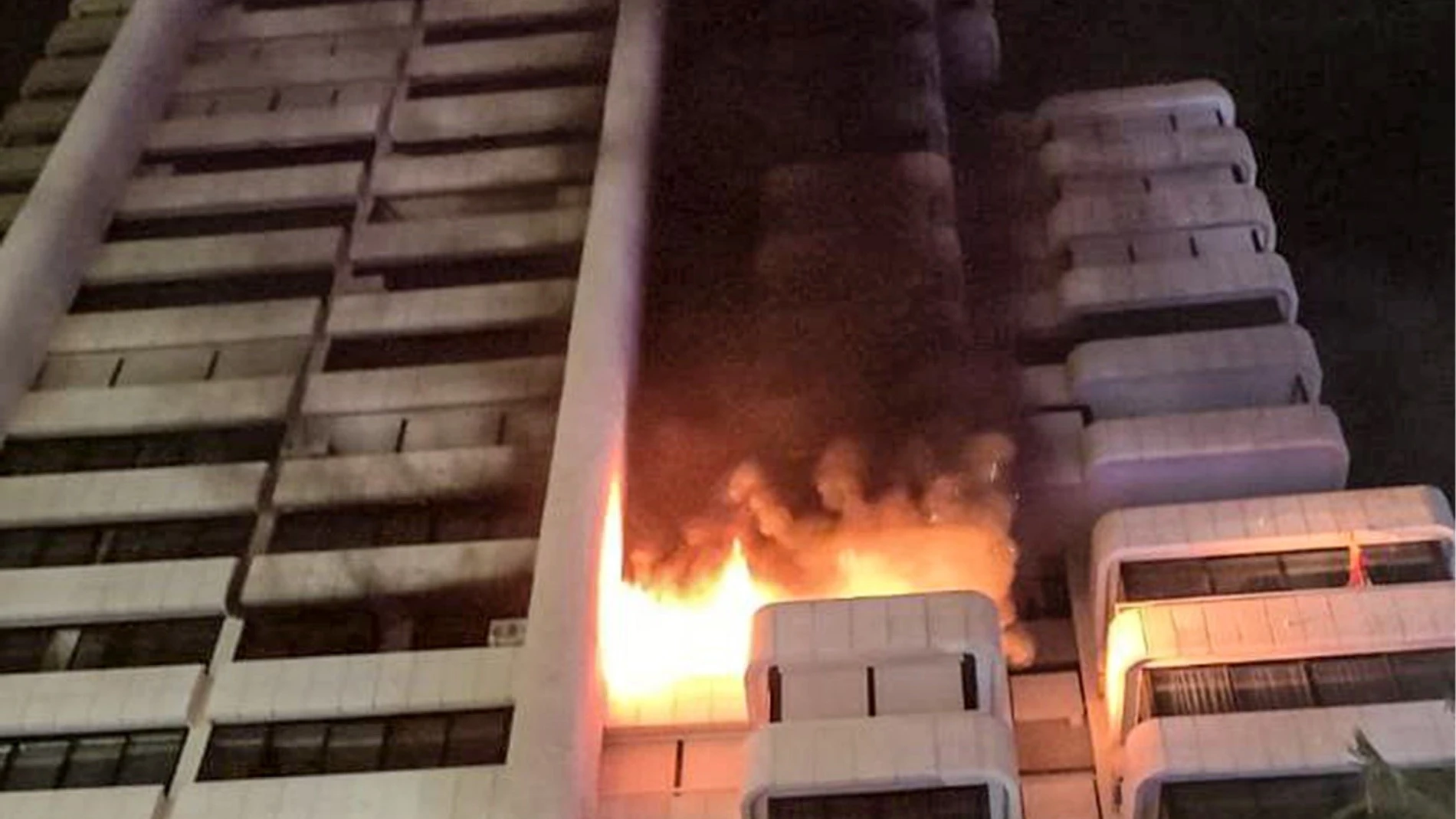 Imagen del incendio en un edificio de gran altura en Benidorm