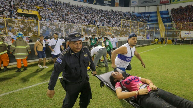 Estampida en el estadio Cuscatlan en San Salvador