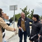 El candidato popular José Mazarías conversa con vecinos de Segovia