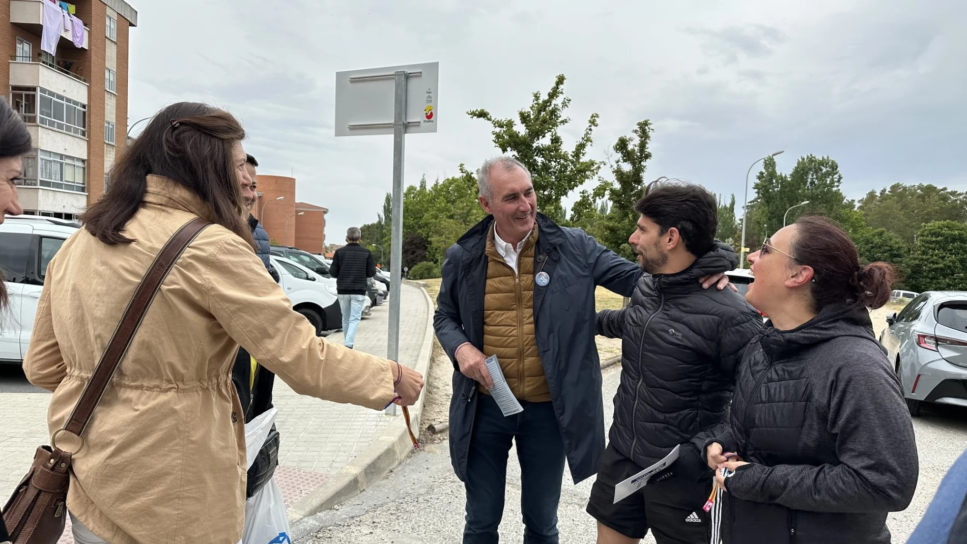 El candidato popular José Mazarías conversa con vecinos de Segovia