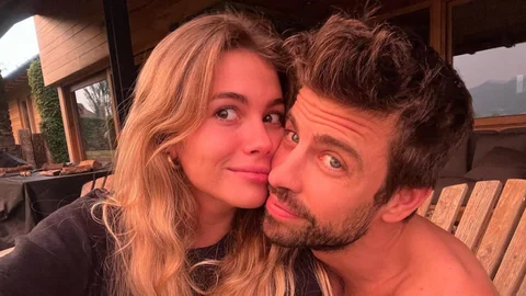 Gerard Piqué junto a Clara Chía