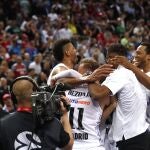 Los jugadores del Madrid celebran el triunfo en la final