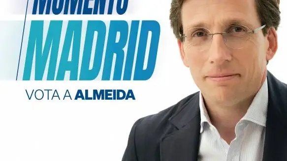 ALMEIDA. En el caso del actual alcalde, el logo del PP está por delante. En el de Ayuso, se la pone a ella en valor, por encima de las siglas. Ambos candidatos, Almeida y Ayuso, están equiparados en vestimenta, los dos con chaqueta, y en su posición dentro de la imagen