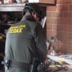 Los Tedax inspeccionan la casa del hombre herido tras explotarle un artefacto de la Guerra Civil en Pelayos