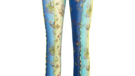 Pantalones con tiro alto y mariposas estampadas.