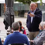 El candidato del PP Jesús Julio Carnero conversa con vallisoletanos